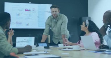 Ofisteki çeşitli iş adamları üzerinde finansal veri işleme animasyonu. Küresel finans, iş, bağlantılar, hesaplama ve veri işleme kavramı dijital olarak oluşturulmuş video.