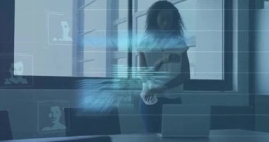 Afro-Amerikan iş kadınının portreleriyle veri işleme animasyonu. Küresel teknoloji, bilgisayar ve dijital arayüz kavramı dijital olarak oluşturulmuş video.