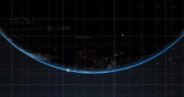 Matematiksel veri işleme animasyonu mavi arka planda dünya üzerinde. Dijital olarak oluşturulmuş küresel bağlantılar, hesaplama ve veri işleme kavramı.