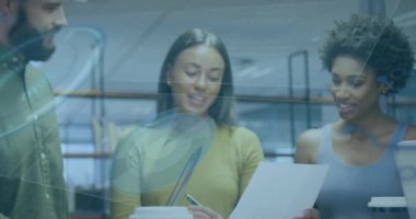 Çeşitli iş adamlarının iş görüşmeleri üzerine veri işleme ve diyagramların animasyonu. Küresel iş ve dijital arayüz kavramı dijital olarak oluşturulmuş video.