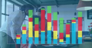 Muhtelif meslekdaşların ofiste çalışmaları tartışması üzerine renkli diyagramların animasyonu. Küresel iş ve dijital arayüz kavramı dijital olarak oluşturulmuş video.