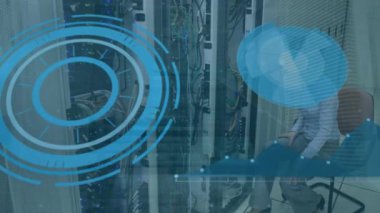 Sunucu odasındaki beyaz kadın çalışanın diyagram ve mikroskop taraması. Küresel teknoloji ve dijital arayüz konsepti dijital olarak oluşturulmuş video.