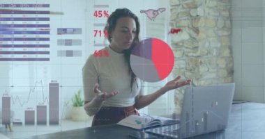Dizüstü bilgisayar kullanan melez bir kadının finansal veri işleme animasyonu. Küresel finans, iş, bağlantılar, hesaplama ve veri işleme kavramı dijital olarak oluşturulmuş video.