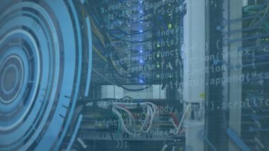 Sunucu odasında veri işleme ve tarama animasyonu. Küresel teknoloji ve dijital arayüz konsepti dijital olarak oluşturulmuş video.