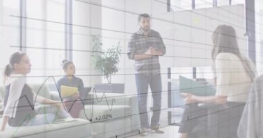 Çeşitli meslektaşların iş tartışmaları üzerine veri işleme ve diyagramların animasyonu. Küresel iş, takım çalışması ve dijital arayüz kavramı dijital olarak oluşturulmuş video.