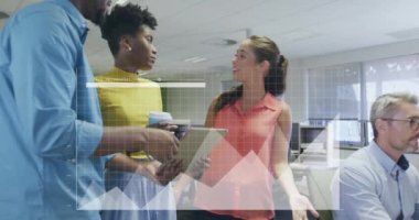 Veri işleme ve diyagramlarının animasyonu ofiste iş tartışan çeşitli meslektaşlar üzerine. Küresel iş ve dijital arayüz kavramı dijital olarak oluşturulmuş video.