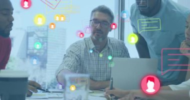 Ofisteki çeşitli iş adamları üzerinde sosyal medya veri işleme animasyonu. Küresel iş, finans, hesaplama ve veri işleme kavramı dijital olarak oluşturulmuş video.