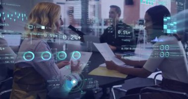 Muhtelif meslekdaşların ofiste çalışmalarını tartışan şemalar ve veri işleme animasyonları. Küresel iş, takım çalışması ve dijital arayüz kavramı dijital olarak oluşturulmuş video.