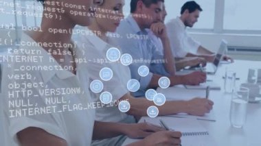 Toplantıda iş tartışması yapan çeşitli meslektaşlar üzerinde medya simgeleri ve veri işleme animasyonları. Küresel iş, takım çalışması ve dijital arayüz kavramı dijital olarak oluşturulmuş video.