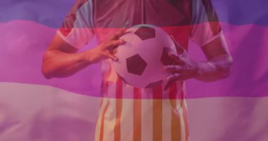 Alman bayrağının animasyonu, futbol topu olan Afrika kökenli Amerikalı erkek futbolcuya karşı. Spor, rekabet ve aktif yaşam tarzı konsepti dijital olarak oluşturulmuş video.