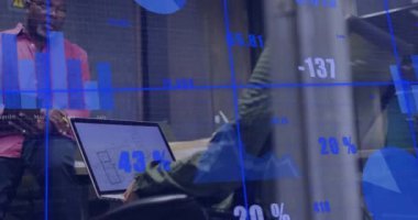 Muhtelif meslektaşların ofiste iş görüşmesi üzerine finansal veri işleme animasyonu. Küresel iş, finans ve dijital arayüz kavramı dijital olarak oluşturulmuş video.