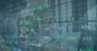 Ofisteki çeşitli iş adamları üzerinde finansal veri işleme animasyonu. Küresel finans, iş, bağlantılar, hesaplama ve veri işleme kavramı dijital olarak oluşturulmuş video.