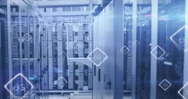 Bilgisayar sunucuları üzerinden 6G metin ve veri işleme animasyonu. Küresel finans, iş, bağlantılar, bulut hesaplama ve veri işleme kavramı dijital olarak oluşturulmuş video.