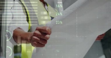 Tablet kullanan melez erkek mimarın finansal veri işleme animasyonu. Küresel iş, bağlantılar, hesaplama ve veri işleme kavramı dijital olarak oluşturulmuş video.