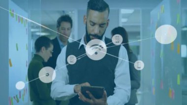 Ofiste iş tartışması yapan farklı meslektaşların ikonlarıyla bağlantı ağının animasyonu. Küresel iş ve dijital arayüz kavramı dijital olarak oluşturulmuş video.