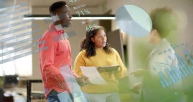 Ofisteki çeşitli iş adamları üzerinde veri işleme animasyonu. Küresel finans, iş, bağlantılar, hesaplama ve veri işleme kavramı dijital olarak oluşturulmuş video.