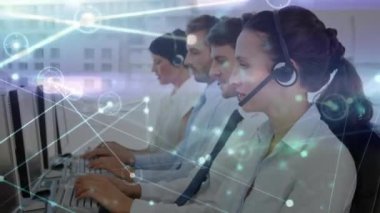 Ofisteki telefon kulaklıkları kullanılarak çeşitli meslektaşlar üzerinden bağlantı ağının animasyonu. Küresel iş, bağlantılar, iletişim ve dijital arayüz kavramı dijital olarak oluşturulmuş video.