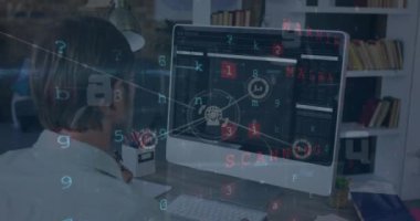 Bilgisayarlı Kafkas işadamının bağlantılarının ve veri işlemesinin animasyonu. Küresel finans, iş, bağlantılar, hesaplama ve veri işleme kavramı dijital olarak oluşturulmuş video.