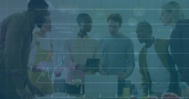 Ofisteki çeşitli iş adamları üzerinde finansal veri işleme animasyonu. Küresel finans, iş, bağlantılar, hesaplama ve veri işleme kavramı dijital olarak oluşturulmuş video.