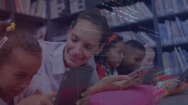 Okulda tablet kullanan çeşitli kadın öğretmenler ve çocukların veri işleme animasyonları. Dijital arayüz, okul, eğitim, bağlantı ve iletişim, dijital olarak oluşturulmuş video.