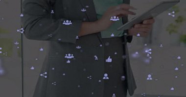 Tablet kullanan Kafkas iş kadını üzerindeki simgelerle bağlantı ağının animasyonu. Küresel finans, iş, bağlantılar, hesaplama ve veri işleme kavramı dijital olarak oluşturulmuş video.