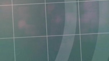 Karanlık arka plandaki iskelet ve beyin işleme verileriyle tıbbi arayüz ekranının animasyonu. Veri, sağlık, bilim, dijital arayüz, bağlantı ve iletişim, dijital olarak oluşturulmuş video.