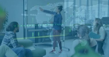 Ofisteki çeşitli iş adamları üzerinde dünya haritası ve veri işleme animasyonu. Küresel finans, iş, bağlantılar, hesaplama ve veri işleme kavramı dijital olarak oluşturulmuş video.