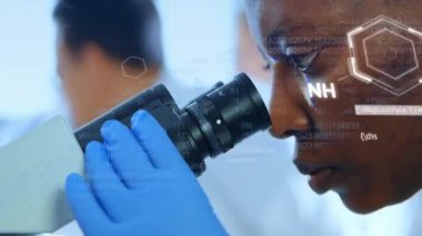 Bilimsel veri işleme animasyonunun laboratuardaki Afrika kökenli Amerikalı kadın bilim adamı üzerine animasyonu. Küresel bilim, bağlantılar, hesaplama ve veri işleme kavramı dijital olarak oluşturulmuş video.