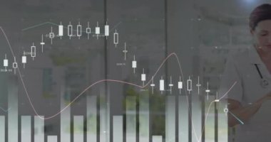 Tablet kullanan beyaz kadın doktor üzerinde veri işleme ve diyagramlarının animasyonu. Küresel tıp, teknoloji ve dijital arayüz kavramı dijital olarak oluşturulmuş video.