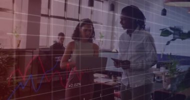 Ofisteki çeşitli iş adamları üzerinde finansal veri işleme animasyonu. Küresel finans, iş, bağlantılar, hesaplama ve veri işleme kavramı dijital olarak oluşturulmuş video.