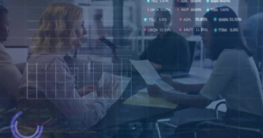 Muhtelif meslektaşların ofiste toplanması üzerine finansal veri işleme animasyonu. Küresel iş, bilgisayar, iletişim ve dijital arayüz kavramı dijital olarak oluşturulmuş video.
