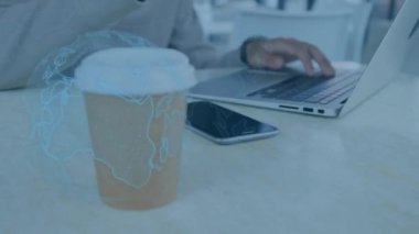 Dizüstü bilgisayarla dünyayı melez adamdan üstün kılmak. Küresel teknoloji, iletişim, bilgisayar ve dijital arayüz kavramı dijital olarak oluşturulmuş video.