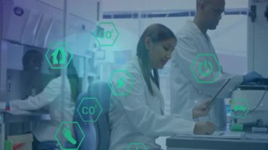 Laboratuvarda konuşan farklı bilim adamlarının üzerinde ekoloji ikonları olan ışık noktalarının animasyonu. Küresel bilim ve dijital arayüz kavramı dijital olarak oluşturulmuş video.