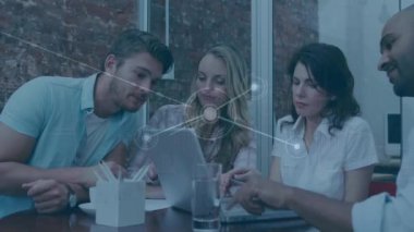 Bilgisayar kullanarak çeşitli iş adamları üzerinden bağlantı ağının animasyonu. Küresel finans, iş, bağlantılar, hesaplama ve veri işleme kavramı dijital olarak oluşturulmuş video.