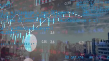 Şehir manzarası üzerinde finansal veri işleme animasyonu. Küresel finans, iş, bağlantılar, hesaplama ve veri işleme kavramı dijital olarak oluşturulmuş video.