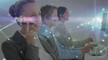 Ofisteki telefon kulaklıkları kullanılarak çeşitli meslektaşlar üzerinden bağlantı ağının animasyonu. Küresel iş, bağlantılar, iletişim ve dijital arayüz kavramı dijital olarak oluşturulmuş video.