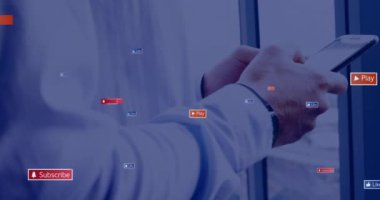 Tablet kullanan Kafkas işadamının üzerinde simge ve veri işleme animasyonları. Küresel sosyal medya, iş dünyası, bağlantılar, hesaplama ve veri işleme kavramı dijital olarak oluşturuldu.