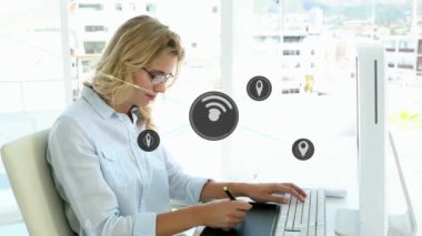 Beyaz iş kadınının ofisteki kablosuz internet simgeleriyle olan bağlantılarının animasyonu. Küresel iş, bağlantılar, hesaplama ve veri işleme kavramı dijital olarak oluşturulmuş video.