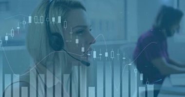 Telefon kulaklığı kullanan çeşitli meslektaşlar üzerinde şema ve veri işleme animasyonları. Küresel iş ve dijital arayüz kavramı dijital olarak oluşturulmuş video.