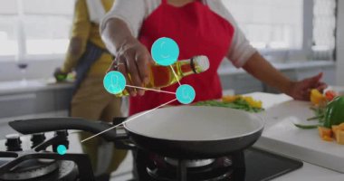 Kıdemli Afro-Amerikan çifti aşçılığıyla ilgili simgelerle olan bağlantıların animasyonu. Sosyal medya, emeklilik ve dijital arayüz kavramı dijital olarak oluşturulmuş video.