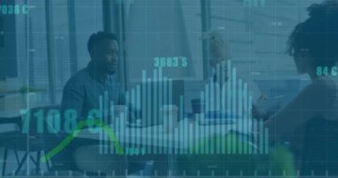 Çeşitli erkek ve kadın meslektaşların günlük toplantılarında grafik işleme verilerinin animasyonu. Dijital arayüz, takım çalışması, iş, ofis, ağ ve iletişim, dijital olarak oluşturulmuş video.