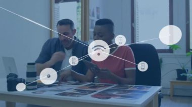 Farklı meslekdaşların iş tartışmalarında simgelerle bağlantı ağının animasyonu. Küresel iş, teknoloji ve dijital arayüz kavramı dijital olarak oluşturulmuş video.