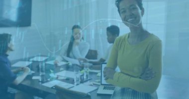 Veri işleme ve diyagramlarının animasyonu ofiste iş tartışan çeşitli meslektaşlar üzerine. Küresel iş ve dijital arayüz kavramı dijital olarak oluşturulmuş video.