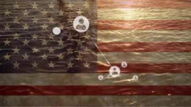 Gün batımında Amerika ve denizin bayrağı üzerinde insan simgelerinden oluşan bir ağ animasyonu. Bağlantı, gurur, vatanseverlik, kutlama, özgürlük ve iletişim, dijital olarak oluşturulmuş video.
