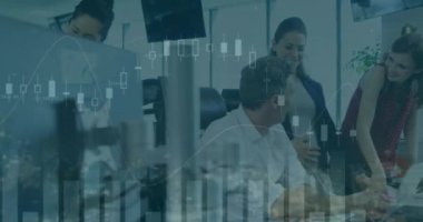 Muhtelif meslektaşların ofiste toplanması üzerine finansal veri işleme animasyonu. Küresel iş, finans ve dijital arayüz kavramı dijital olarak oluşturulmuş video.