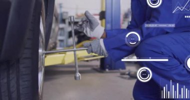 Kafkas erkek tamircinin atölyede çalışması üzerine veri işleme ve diyagramların animasyonu. Küresel iş ve dijital arayüz kavramı dijital olarak oluşturulmuş video.