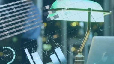 Beyaz iş adamının akıllı telefon kullanarak üzerinde şema ve veri işleme animasyonları. Küresel iş ve dijital arayüz kavramı dijital olarak oluşturulmuş video.