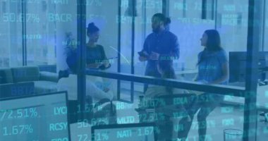 Ofisteki çeşitli iş adamları üzerinde finansal veri işleme animasyonu. Küresel finans, iş, bağlantılar, hesaplama ve veri işleme kavramı dijital olarak oluşturulmuş video.