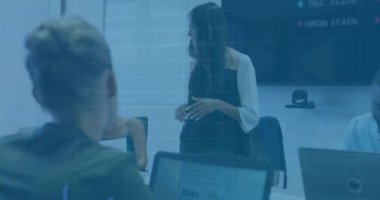 Ofisteki çeşitli iş adamları üzerinde finansal veri işleme animasyonu. Küresel finans, iş, bağlantılar, hesaplama ve veri işleme kavramı dijital olarak oluşturulmuş video.