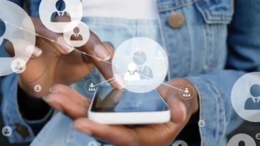 Akıllı telefon kullanan Afro-Amerikan kadın üzerindeki simgelerle bağlantı ağının animasyonu. Dijital olarak oluşturulmuş küresel bağlantılar, iletişim ve dijital arayüz kavramı.